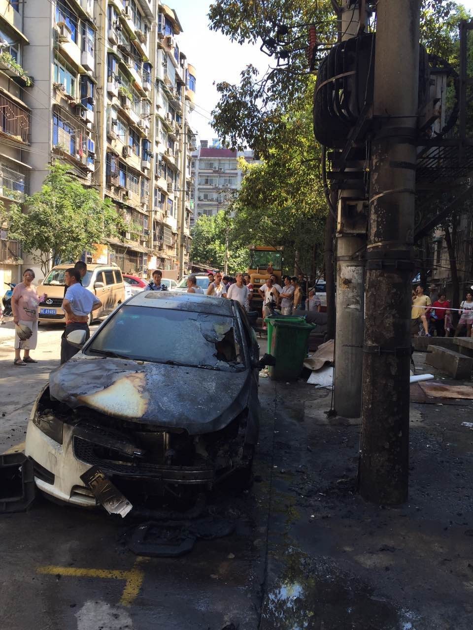 变压器爆炸,轿车引燃现场图 变压器爆炸,轿车引燃现场图